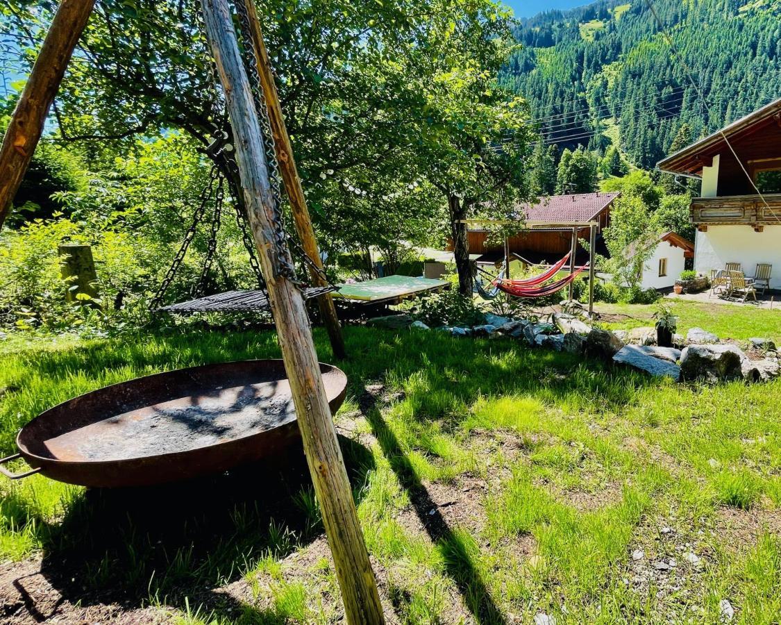 Backyard Mountain Hostel Mayrhofen Bagian luar foto