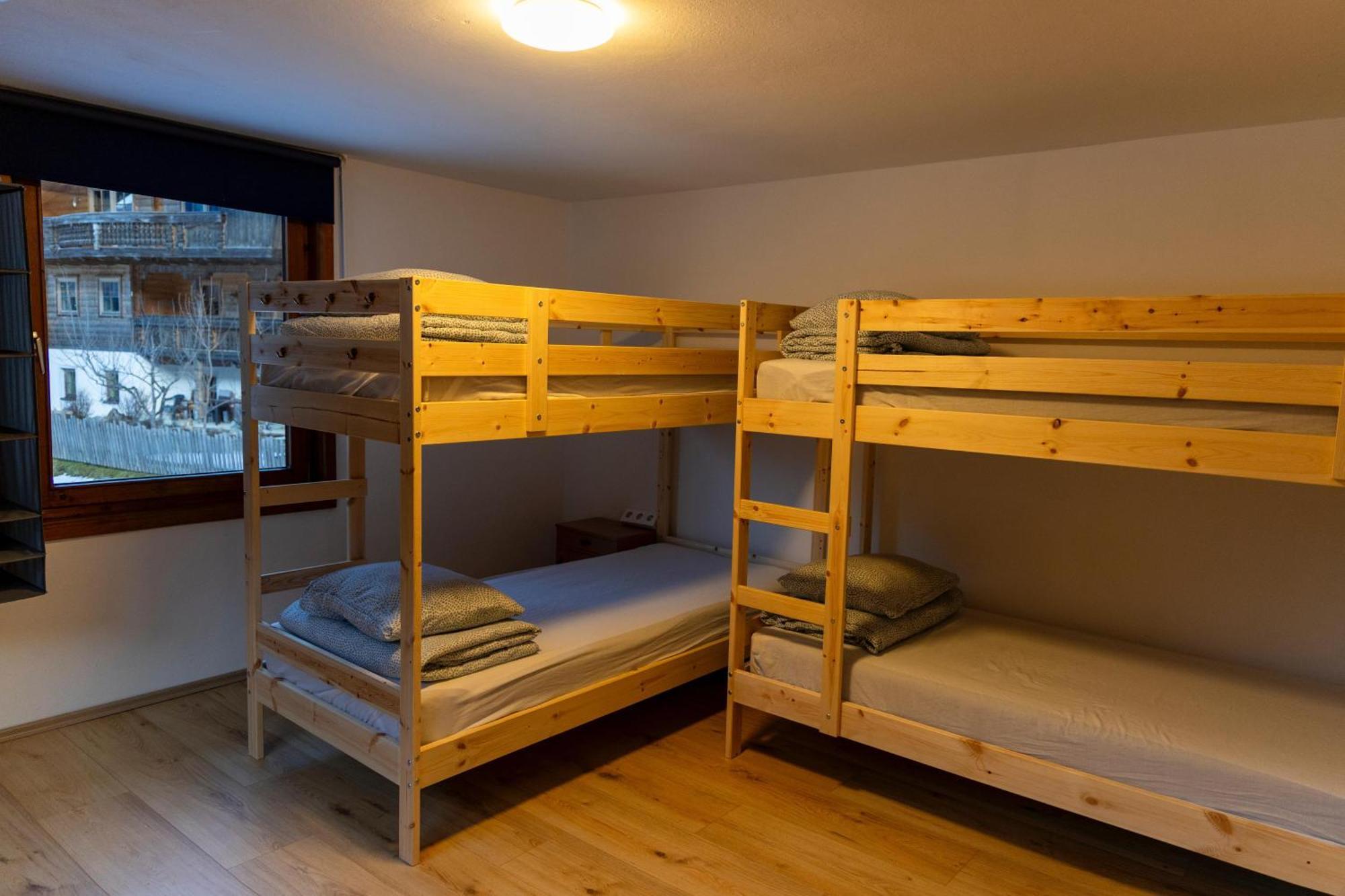 Backyard Mountain Hostel Mayrhofen Bagian luar foto