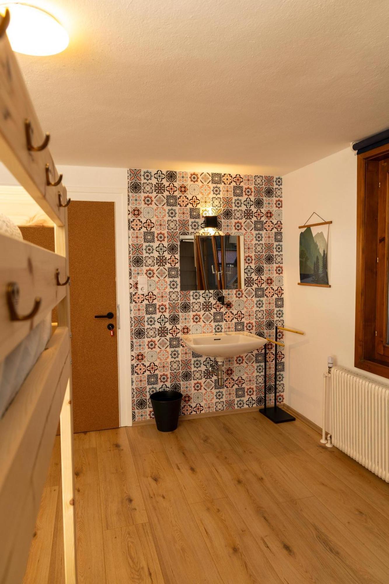 Backyard Mountain Hostel Mayrhofen Bagian luar foto