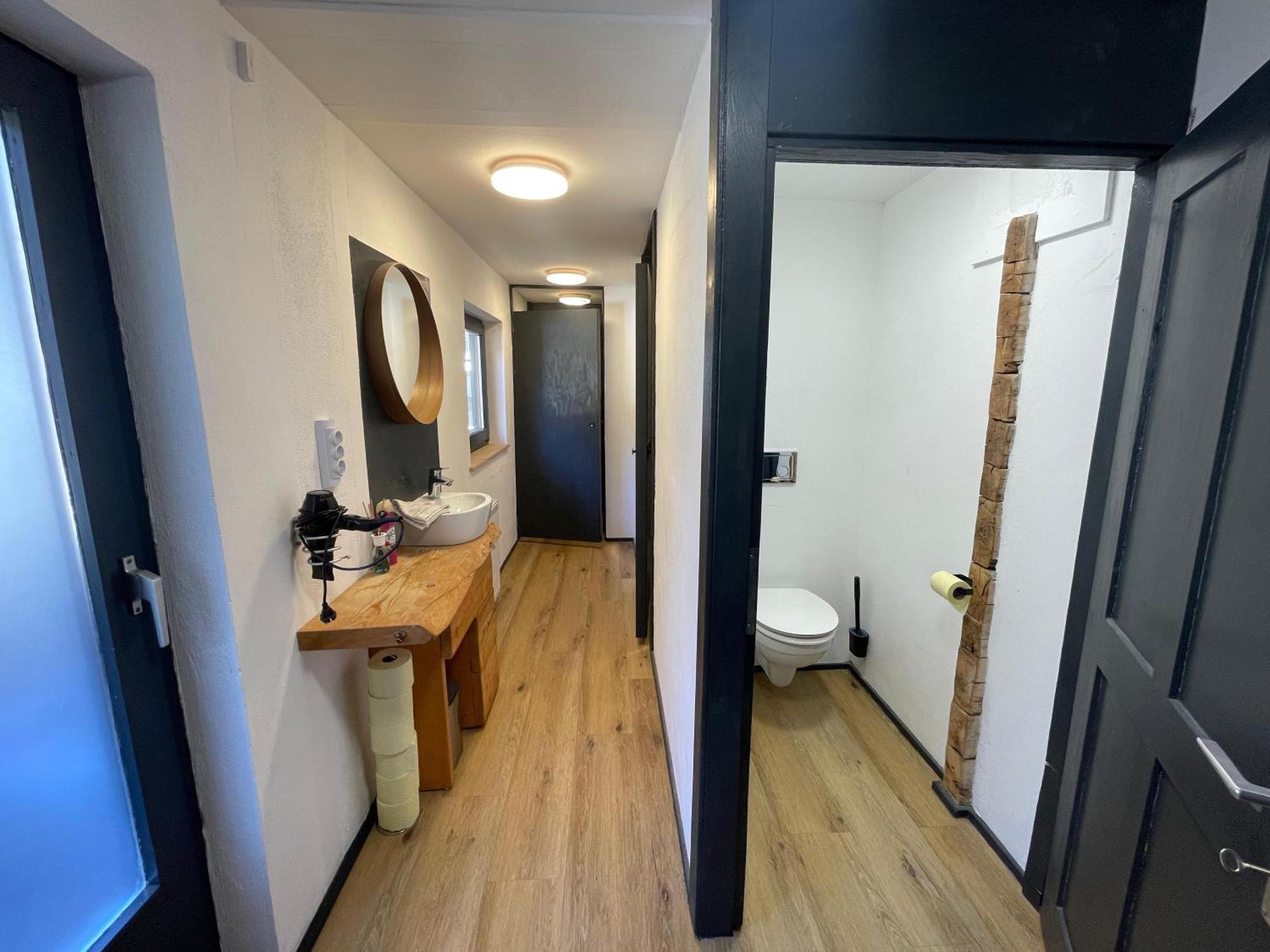 Backyard Mountain Hostel Mayrhofen Bagian luar foto