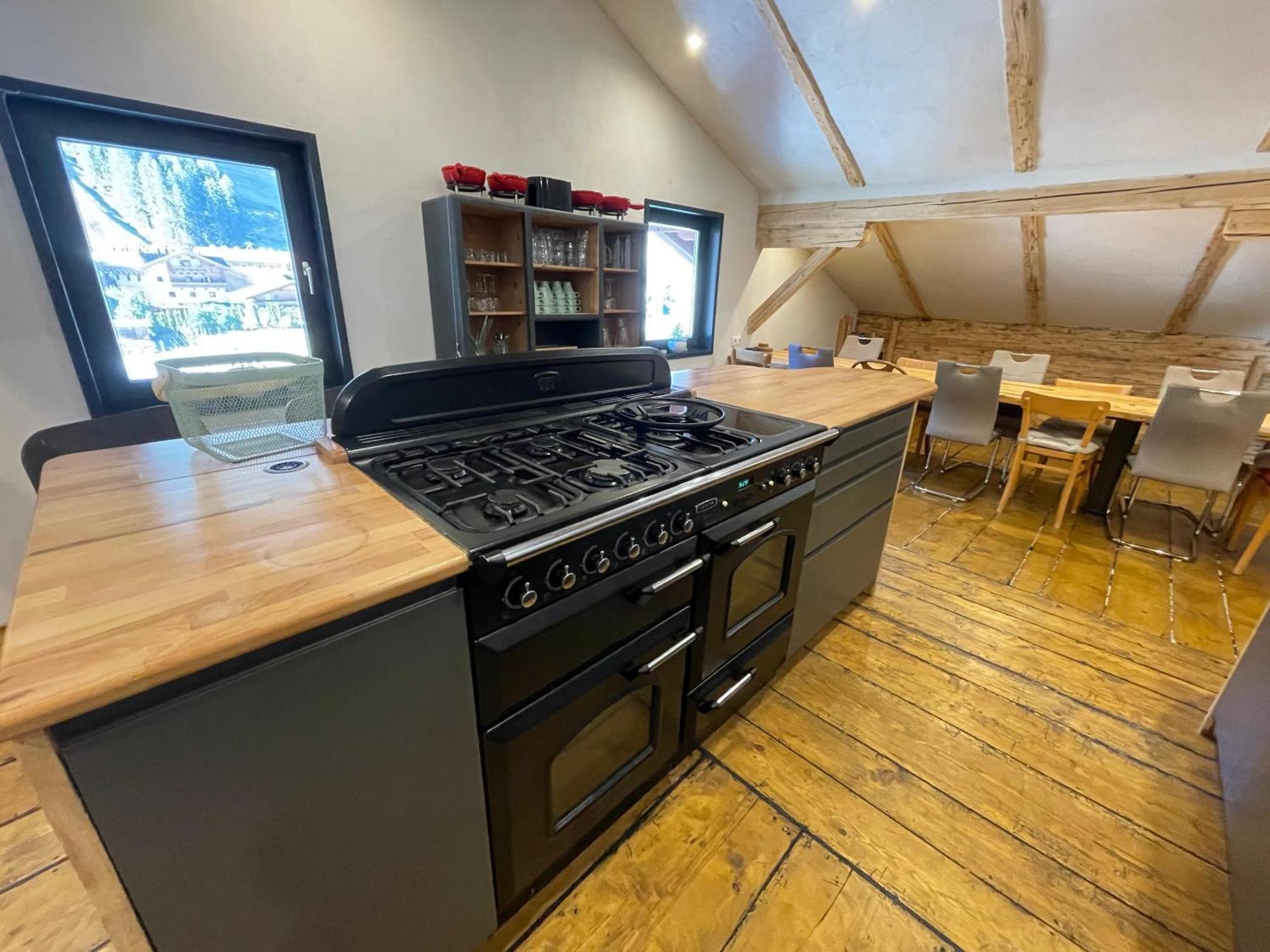 Backyard Mountain Hostel Mayrhofen Bagian luar foto